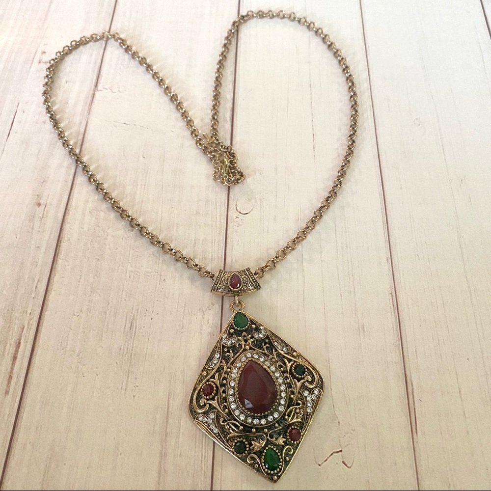 Gold pendant necklace